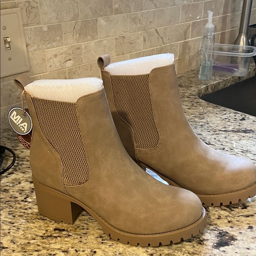 MIA Sz 8 Women's Classic Brown Ankle Booties - NEW (No Box)